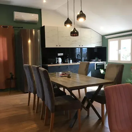 άνετο και πολυτελές οροφοδιαμέρισμα 2 *